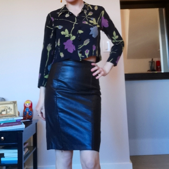 Vintage black leather skirt - Picture 2 of 8